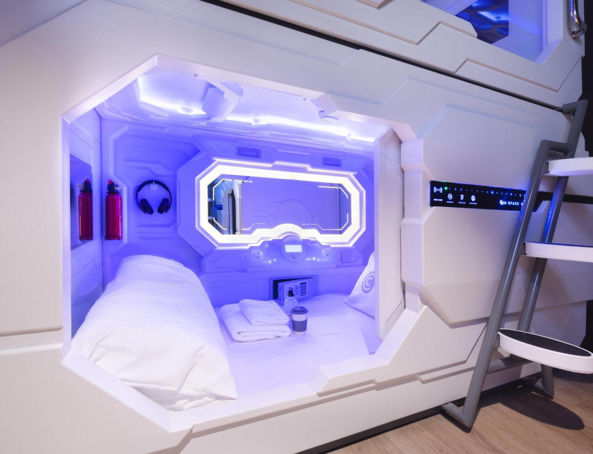 Side Entrance Capsule One Single Bed