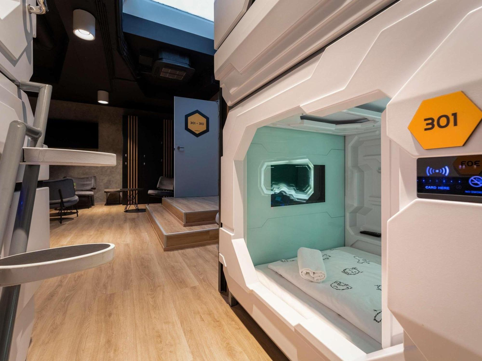Side Entrance Capsule One Single Bed